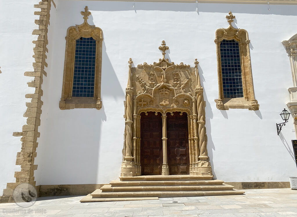 Puerta de estilo gótico manuelino de la Capilla de San Miguel (Universidad de Coimbra) Puerta de estilo gótico manuelino de la Capilla de San Miguel (Universidad de Coimbra)