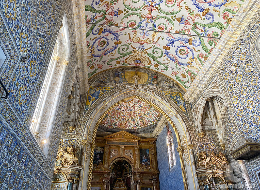 Las paredes de la Capela de São Miguel están cubiertas de azulejos Las paredes de la Capela de São Miguel están cubiertas de azulejos
