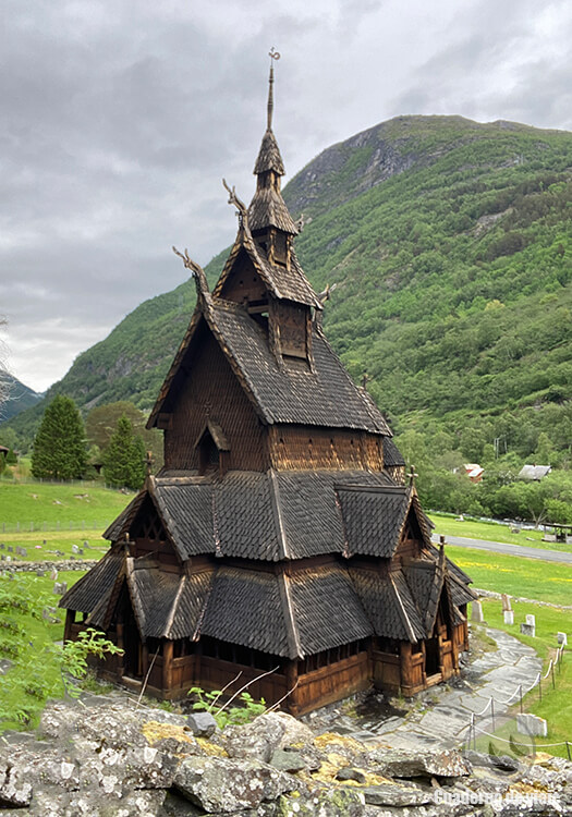 La preciosa Iglesia de madera de Borgund (Borgund Stavkyrkje) del siglo XII La preciosa Iglesia de madera de Borgund (Borgund Stavkyrkje) del siglo XII