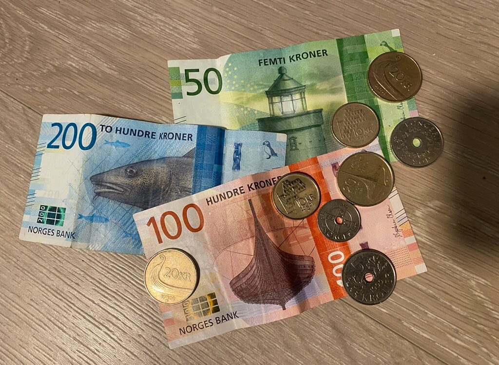 Coronas noruegas (NOK) en billetes y monedas Coronas noruegas (NOK) en billetes y monedas