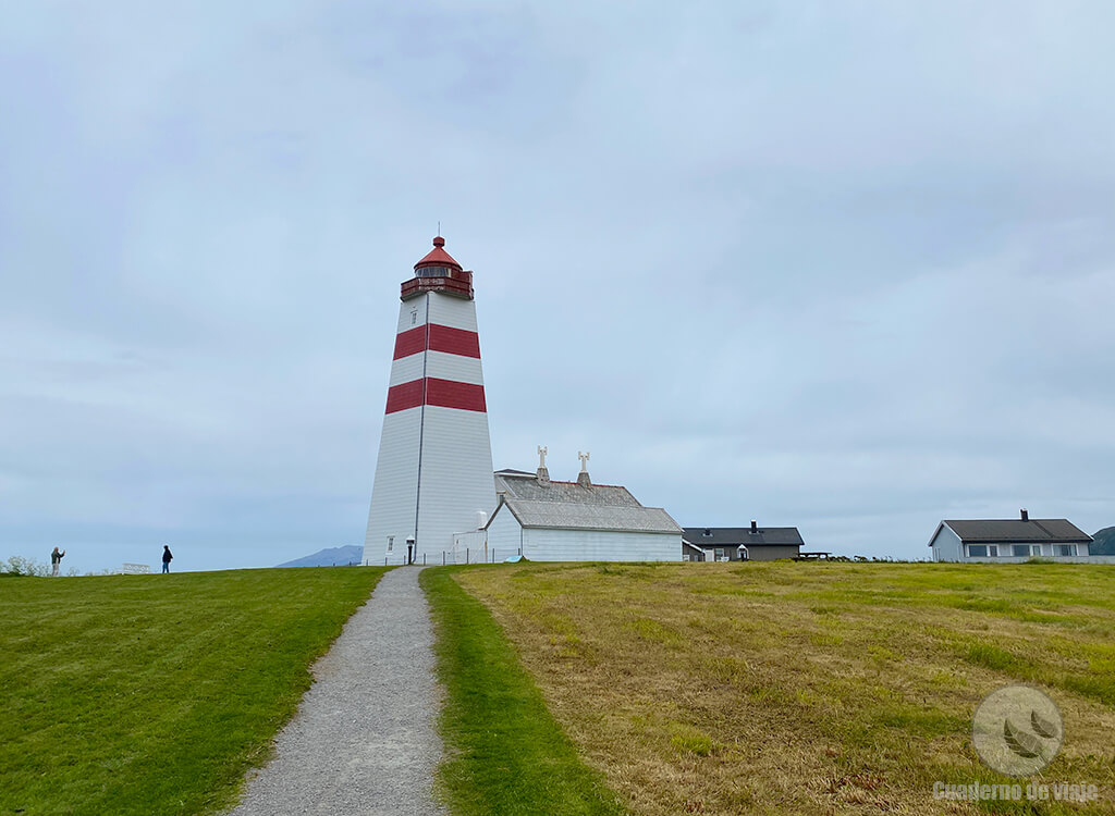 Faro de Alnes, una de las posibles excursiones cerca de Ålesund Faro de Alnes, una de las posibles excursiones cerca de Ålesund