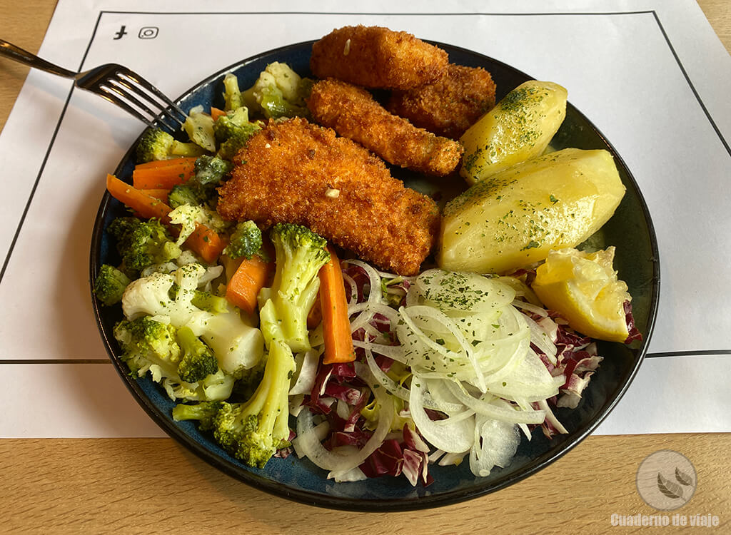 Un generoso plato de bacalao empanado con verduras 300NOK (unos 28€) Un generoso plato de bacalao empanado con verduras 300NOK (unos 28€)