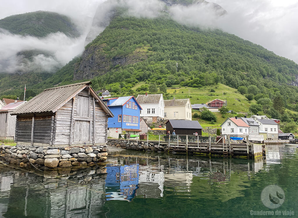 El bonito pueblo de Undredal a orillas del fiordo de Sogn El bonito pueblo de Undredal a orillas del fiordo de Sogn