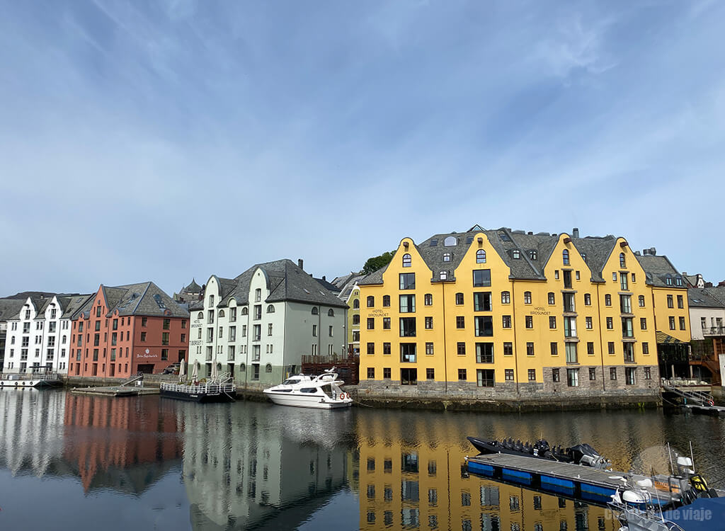 Los elegantes edificios modernistas junto al canal Ålesundet Los elegantes edificios modernistas junto al canal Ålesundet