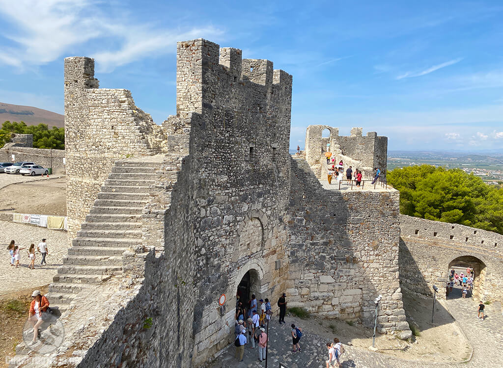 Puerta principal del Castillo (Kalaja) de Berat Puerta principal del Castillo (Kalaja) de Berat