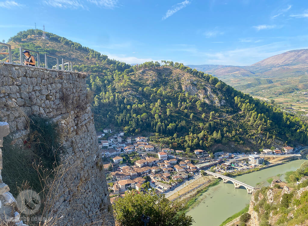Mirador del castillo sobre el río Osum Mirador del castillo sobre el río Osum