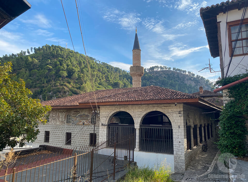Mezquita de los solteros en el barrio de Mangalem Mezquita de los solteros en el barrio de Mangalem