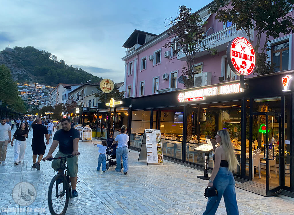 Bulevardi Republika lleno de restaurantes para turistas extranjeros Bulevardi Republika lleno de restaurantes para turistas extranjeros