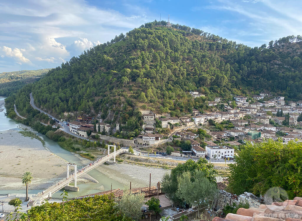 Vista del Puente Colgante y Barrio de Gorica desde lo alto de Mangalem Vista del Puente Colgante y Barrio de Gorica desde lo alto de Mangalem