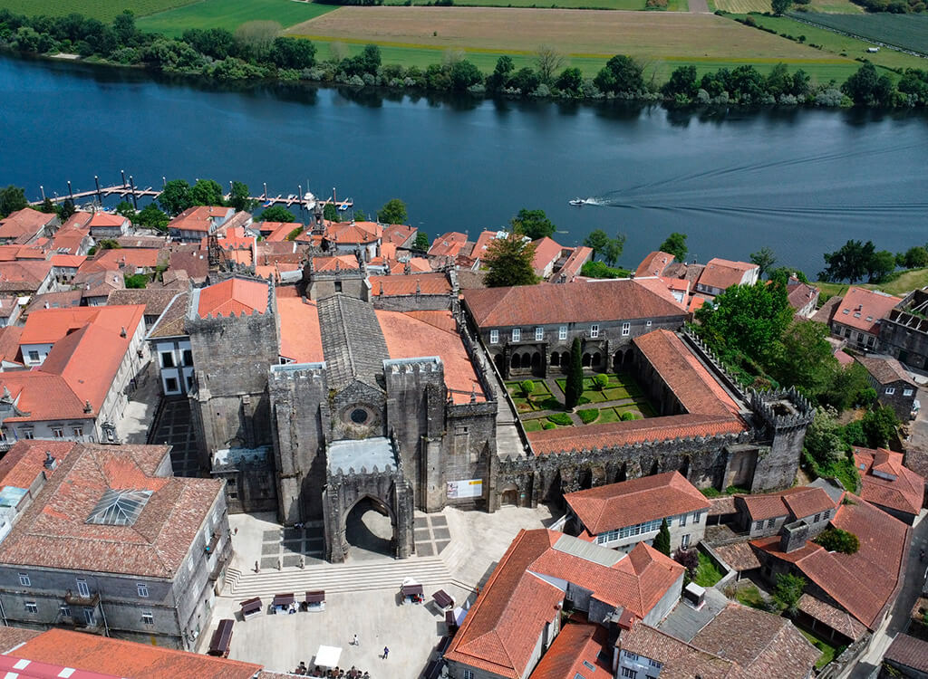 El pueblo de Tui junto al Miño que sirve de frontera con Portugal El pueblo de Tui junto al Miño que sirve de frontera con Portugal